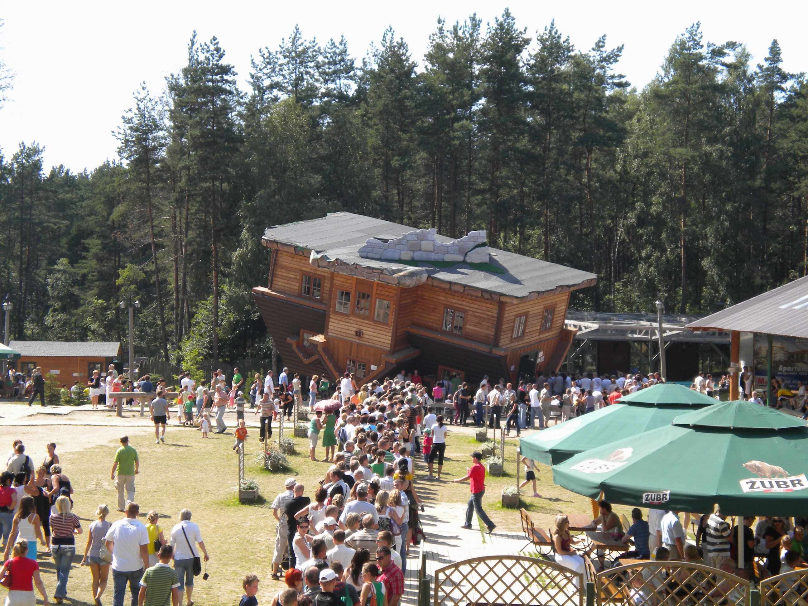 Szymbark. Chata trapera i festiwal przemówień