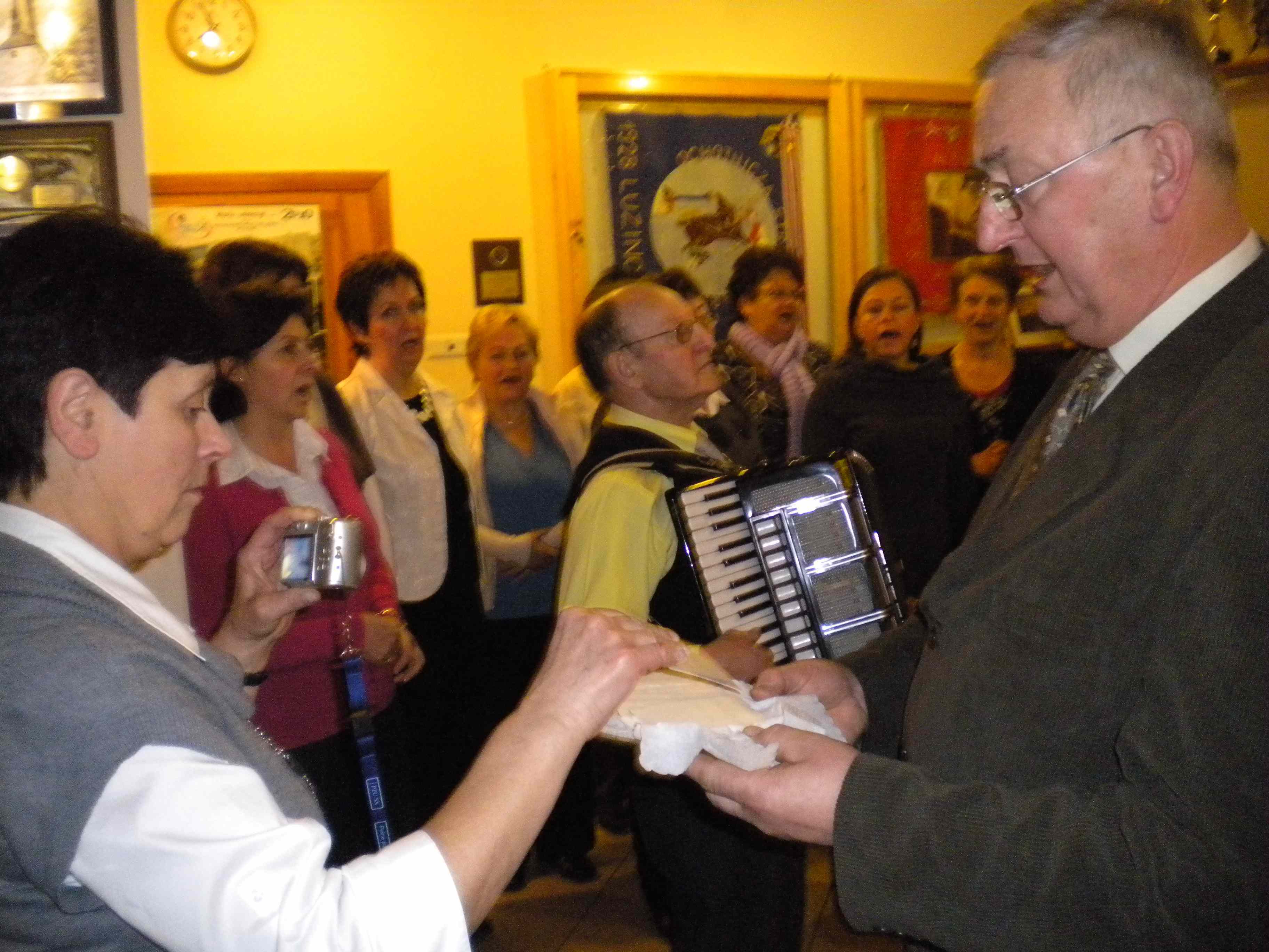 Próba z solo. Chóralne płatkanie się ołamkiem